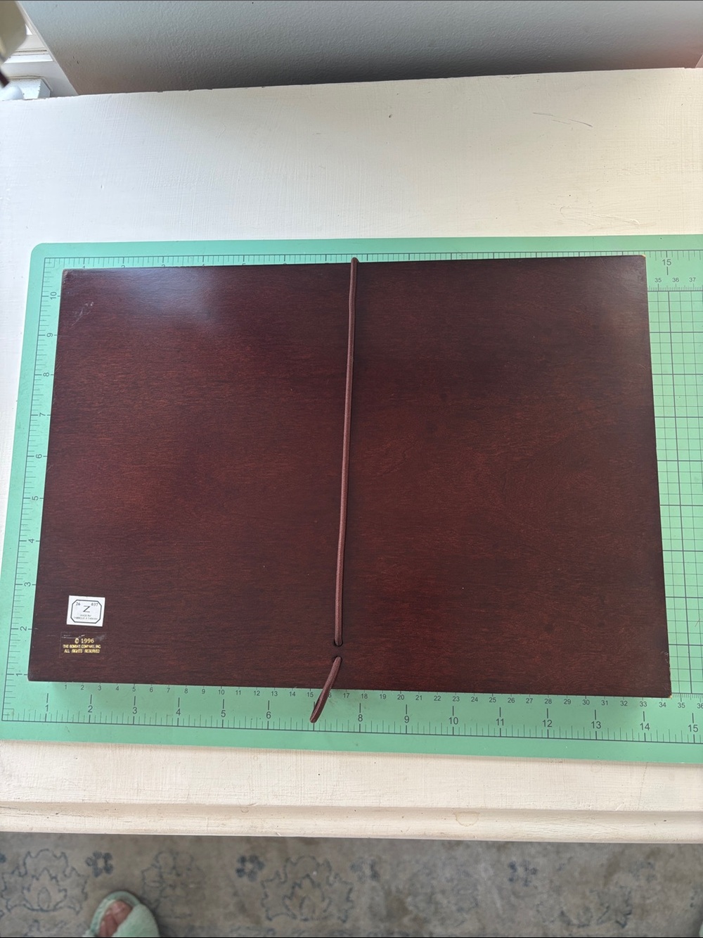 Wood Grain Portfolio with Elastic Closure - Dark Brown - Picture 3 of 7